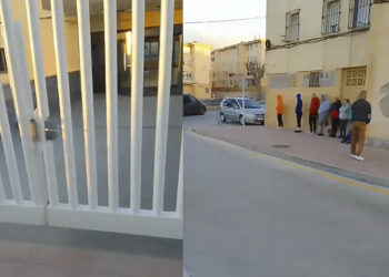 centro-salud-tarajal-cerrado-gente-esperando-calle