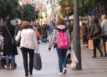 gente-compras-rebajas-paseo-revellin