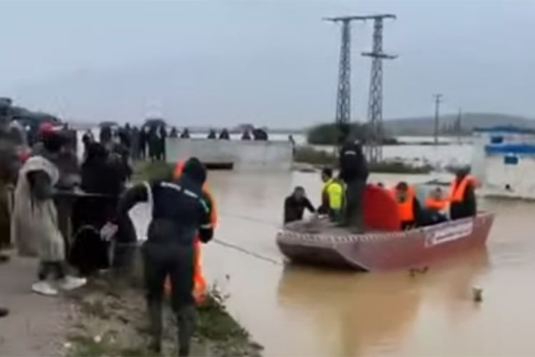 inundaciones-devastadoras-barrios-aislados-rescates-fabrica-llamas