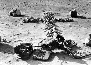 Con la chatarra del jeep volado por la mina marroquí sus compañeros dejaron la imagen de una cruz.