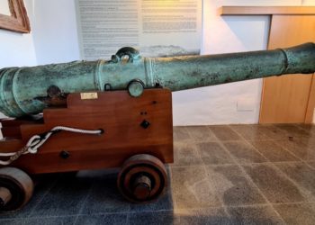 Cañón de bronce muy decorado del calibre 24 que se encontró por casualidad.