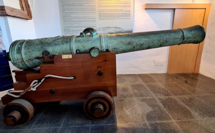 Cañón de bronce muy decorado del calibre 24 que se encontró por casualidad.