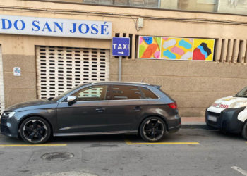 particulares-ocupando-parada-taxi-peleas-hadu-firmas