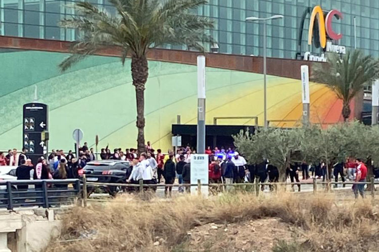 recibimiento-aficionados-ceuta-murcia-insultos-1