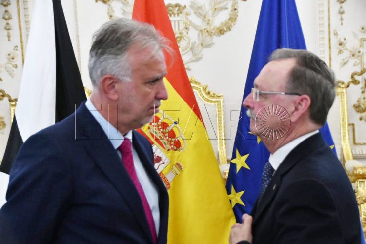 vivas-recibe-ministro-politica-territorial-angel-victor-torres-4