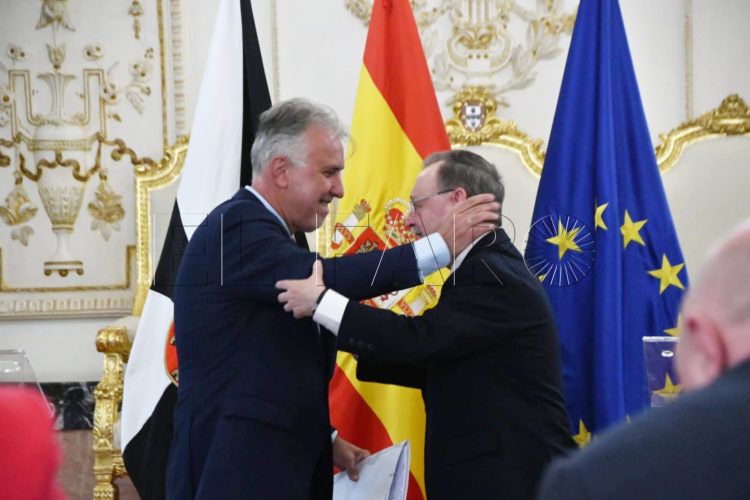 vivas-recibe-ministro-politica-territorial-angel-victor-torres-8