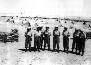 Un grupo de oficiales del Escuadrón Paracaidista del Ejército del Aire en El Aaiún en su campamento.