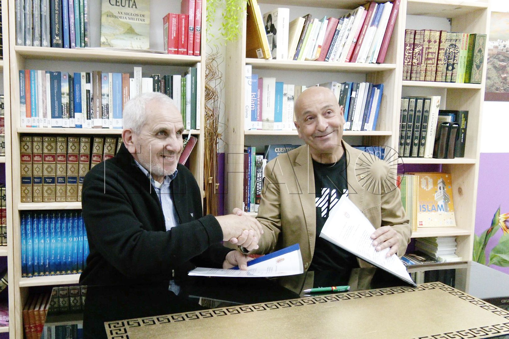 firma-acuerdo-hermandad-angulo-regulares-centro-cultural-al-idrissi-2