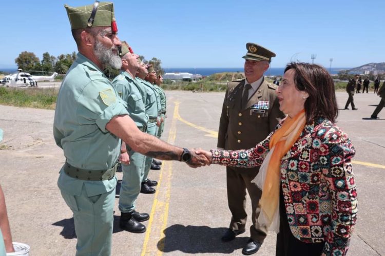 ministra-margarita-robles-felicita-legionarios-patrulla-tiro-5