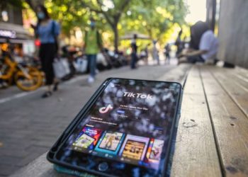 tik-tok-movil-redes-sociales