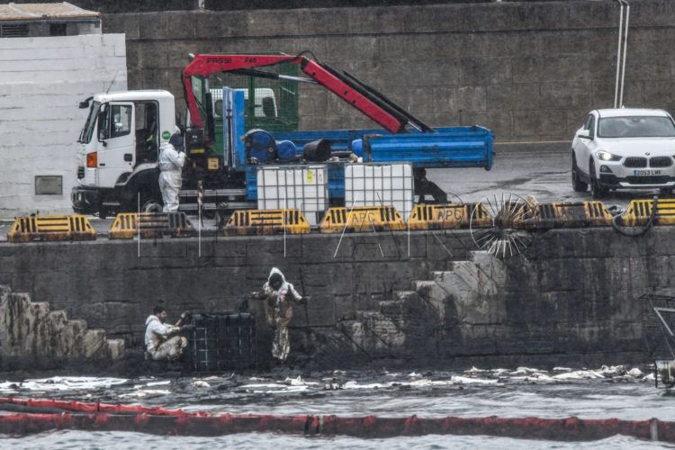 vertido-fuel-muelle-alfau
