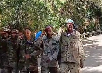 desfile-inmigrantes-ceti-uniforme-militar