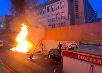 incendio-contenedores-farola-bomberos-bermudo-soriano-1