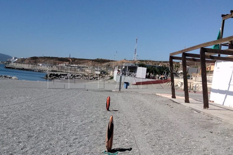 perro-asusta-banistas-policia-abandono-playa-tarajal-2