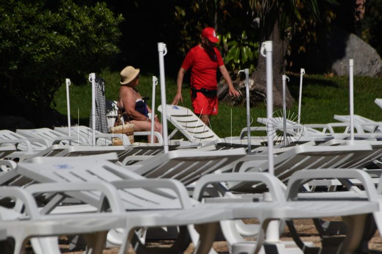 persona-mayor-trabajador-parque-maritimo