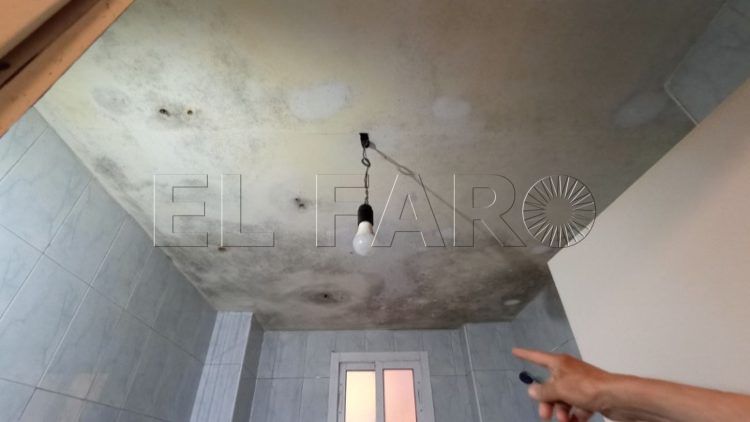 vivir-entre-basura-goteras-humedad-sidi-embarek-001