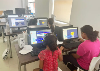 campamento-digital-ninos-centro-asesor-mujer-4