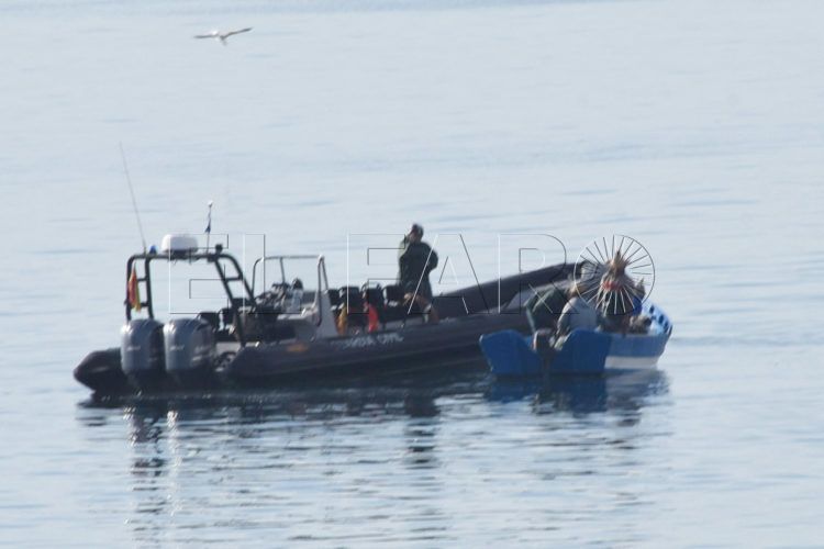 guardia-civil-embarcacion-patera-pescadores-marroquies-trafico-personas