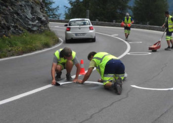 motorista-circulos-carretera-curvas-seguridad