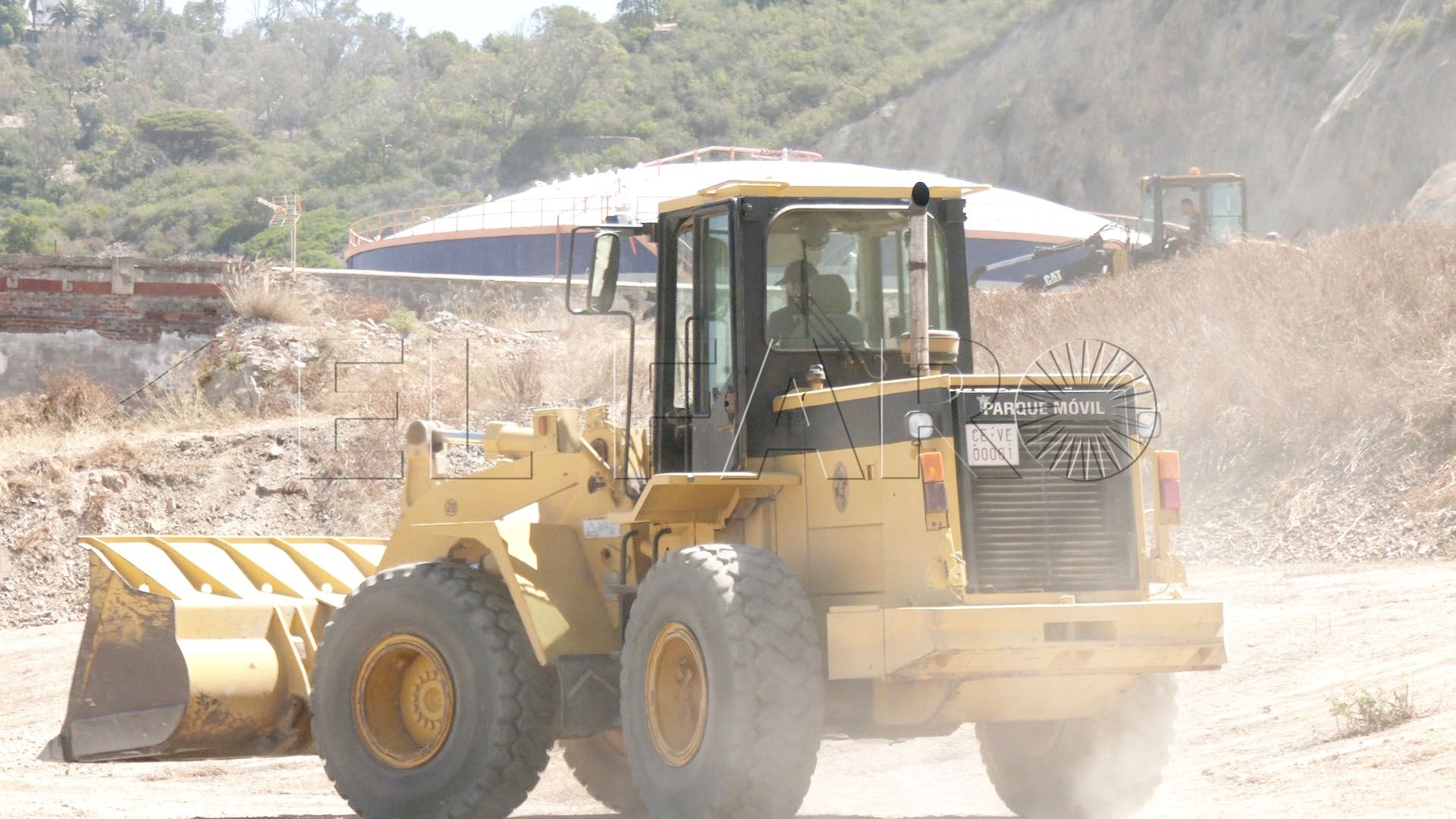 operarios-preparan-terreno-instalen-feriantes