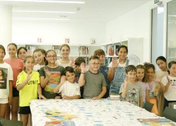 pequenos-se-acercan-lectura-biblioteca