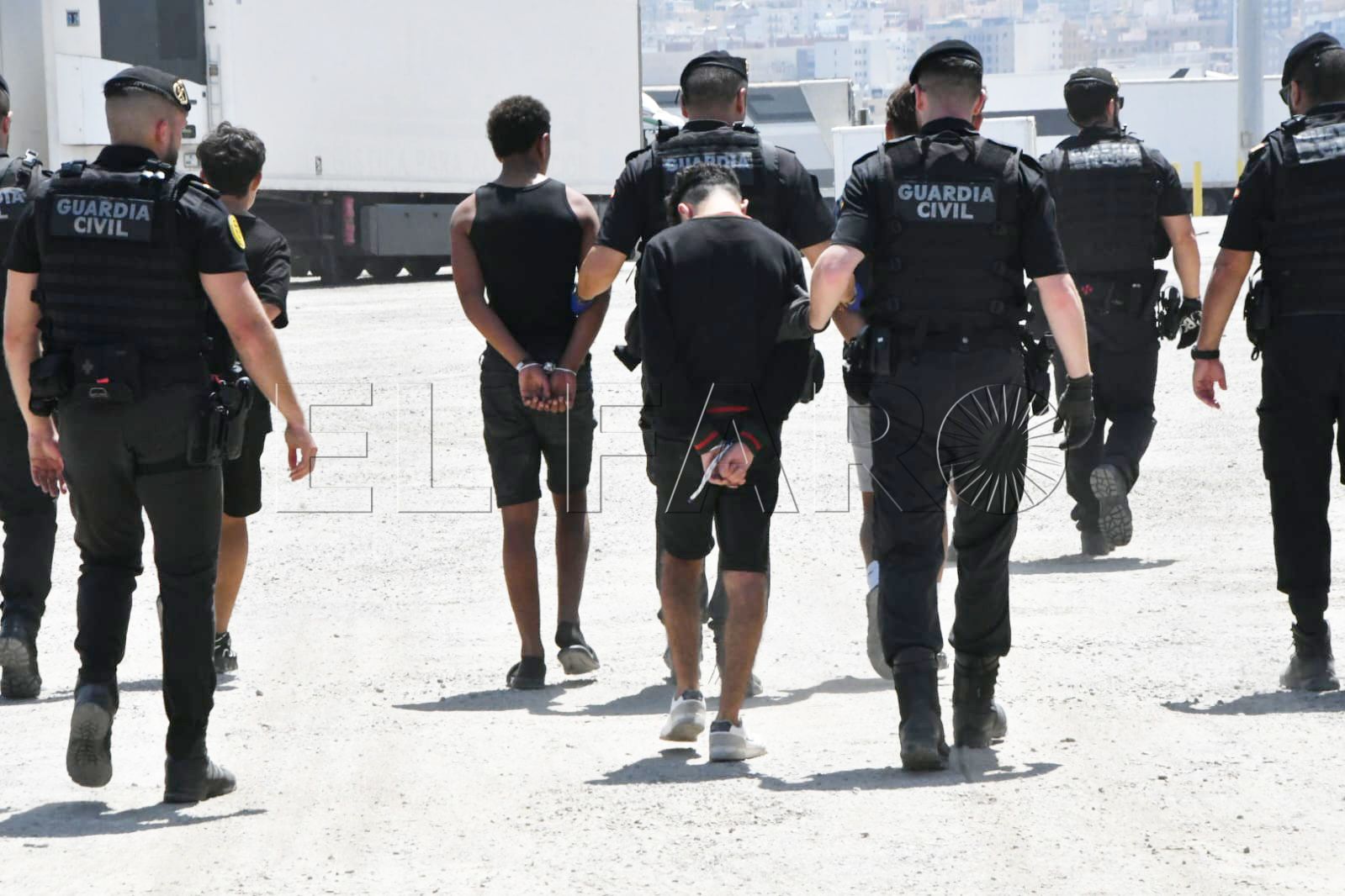 operacion-feriante-guardia-civil-saca-inmigrantes-camion-trailer-2