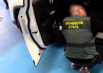 guardia-civil-registro-coche-droga-hachis