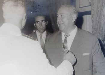 Don José Benoliel recibiendo la medalla Orden al mérito militar de 1ª clase.