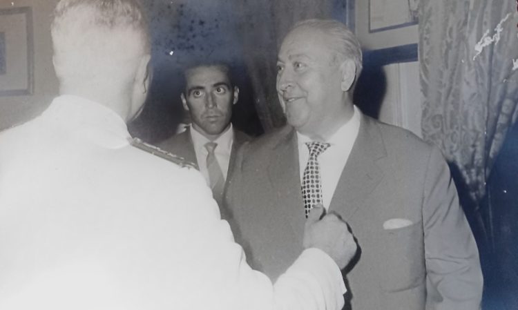 Don José Benoliel recibiendo la medalla Orden al mérito militar de 1ª clase.