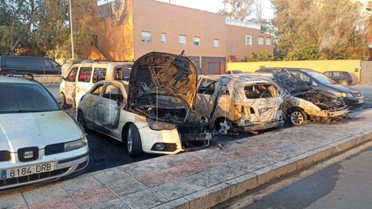 varios-vehiculos-calcinados-principe-bomberos-001