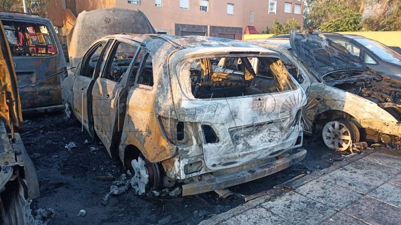 varios-vehiculos-calcinados-principe-bomberos-003