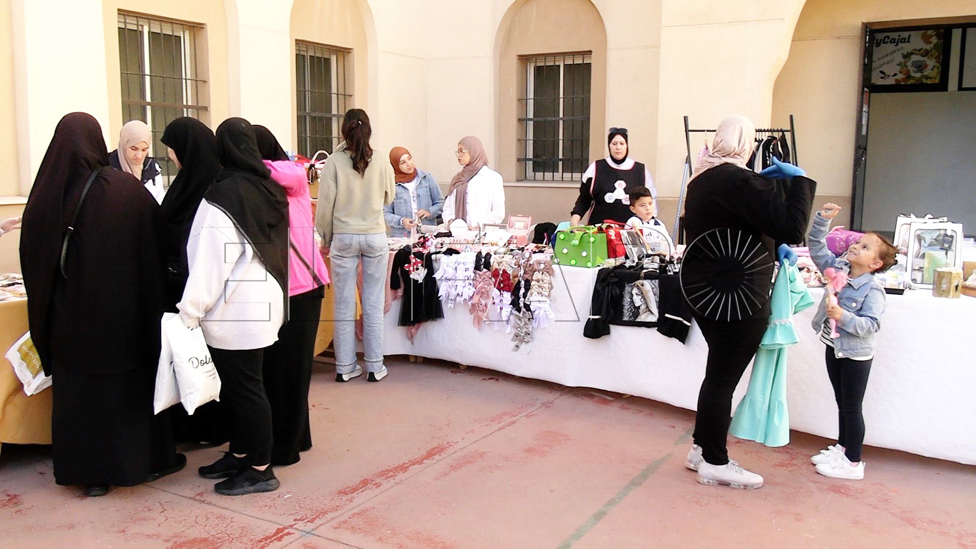 mercadillo-solidario-mujeres-anonimas-colegio-ramon-cajal