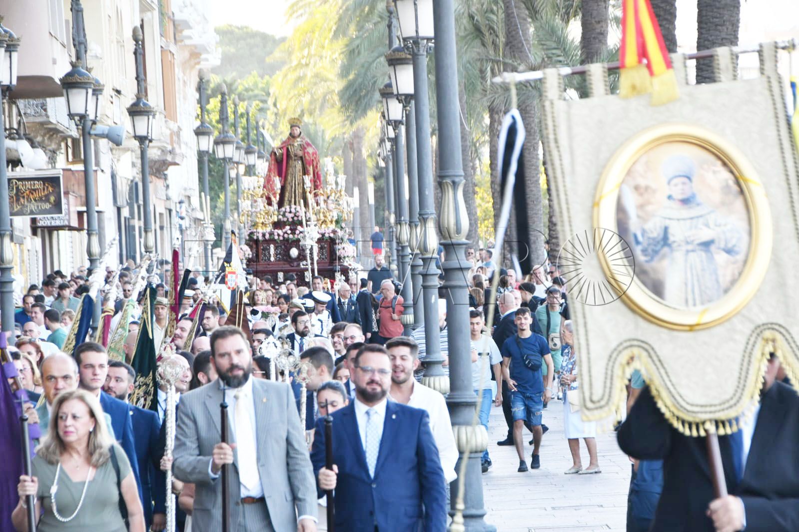 san-daniel-recorre-las-calles-de-ceuta-arropado-por-los-ceuties