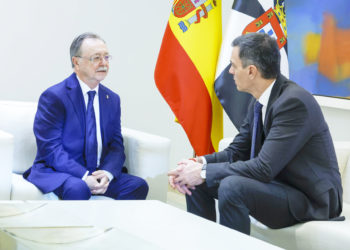 MADRID, 22/11/2024.-El presidente del Gobierno, Pedro Sánchez, recibe al presidente de Ceuta Juan Jesús Vivas, dentro de la ronda de contactos abierta con los presidentes autonómicos tras pactar con ERC una financiación singular para Cataluña, este viernes en el Palacio de La Moncloa.-EFE/ Zipi Aragón