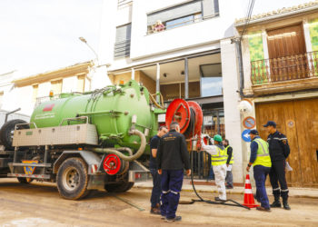 VALENCIA, 20/11/2024.- Desde el pasado miércoles, un contingente formado por profesionales de la protección civil marroquí se "deja la piel" para devolver a la normalidad el sistema de alcantarillado de las localidades valencianas afectadas por la dana, colapsado por la acumulación de lodo, en jornadas agotadoras de hasta 14 horas diarias. El dispositivo, formado inicialmente por 70 profesionales, 24 camiones autobomba y una furgoneta de apoyo al que se sumaron otros 13 camiones y 37 operativos lo que hace un total de 104 miembros de protección civil y 37 camiones en la zona cero, coordinados en todo momento por un comandante y un coronel marroquíes de emergencias. EFE/ Ana Escobar
