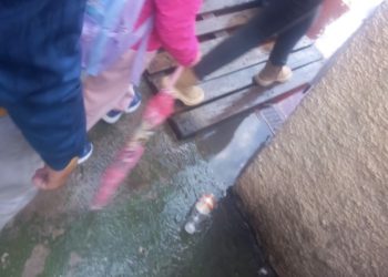 pale-alumnos-entren-colegio-reina-sofia-sin-mojarse-002