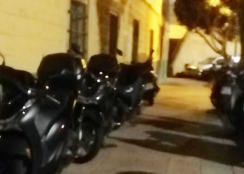 motos-aparcadas-puertas-casas-partido-libertad