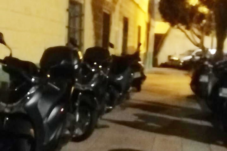 motos-aparcadas-puertas-casas-partido-libertad