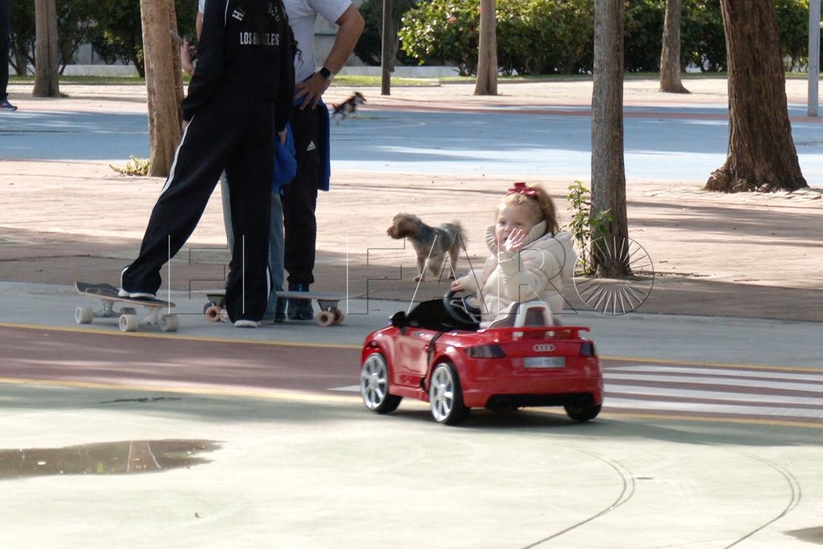 ninos-estrenan-regalos-papa-noel-parque-marina