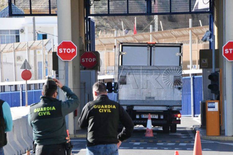 FOTOS-aduana-comercial-ceuta-marruecos-cruza-camion-004