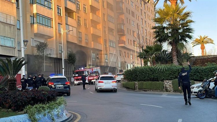 bomberos-incendio-edificio-sardinero-002