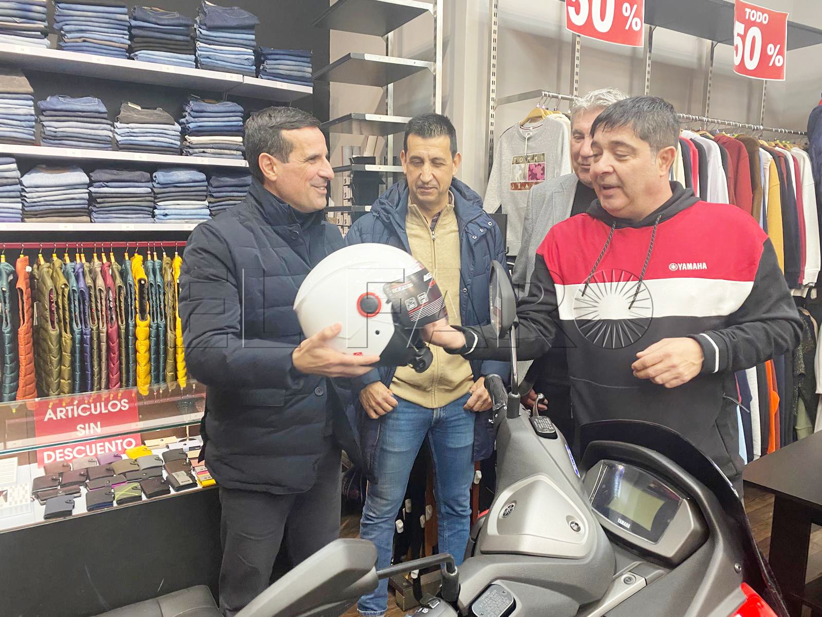 centro-comercial-abierto-entrega-premio-sorteo-navidad-moto-1