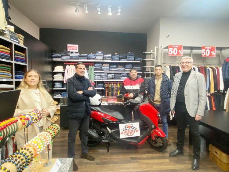 centro-comercial-abierto-entrega-premio-sorteo-navidad-moto-2