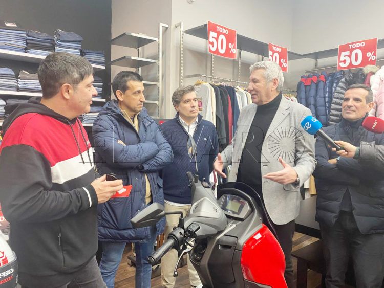 centro-comercial-abierto-entrega-premio-sorteo-navidad-moto-3