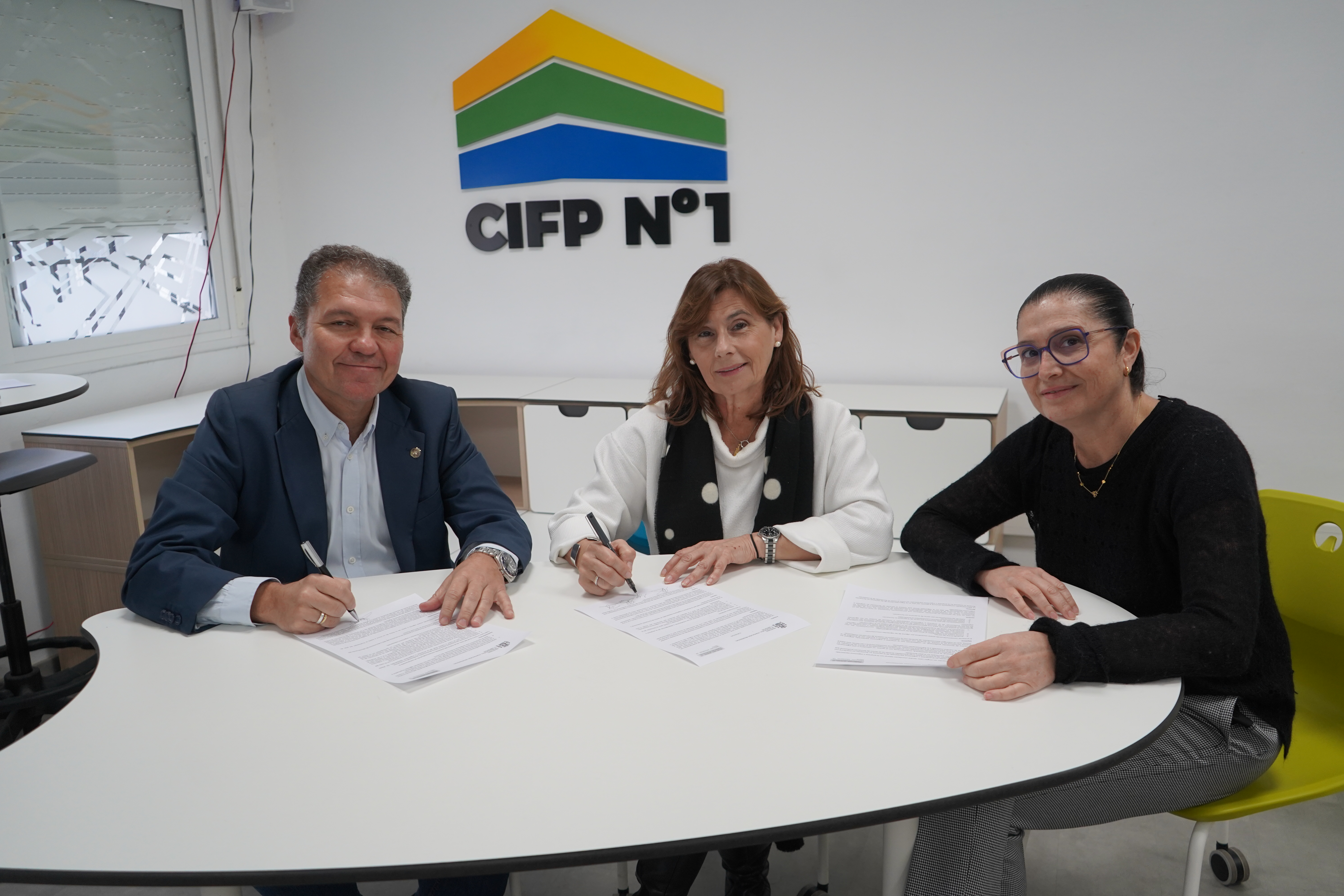 colegio-medicos-firma-convenio-cifp-1