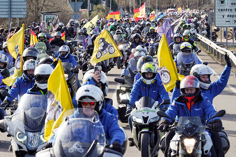 motero-ceuta-pinguinos-2025-desfile-antorchas-banderas