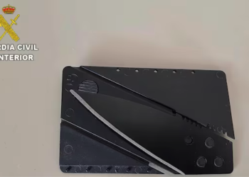 navaja-simula-tarjeta-credito-2