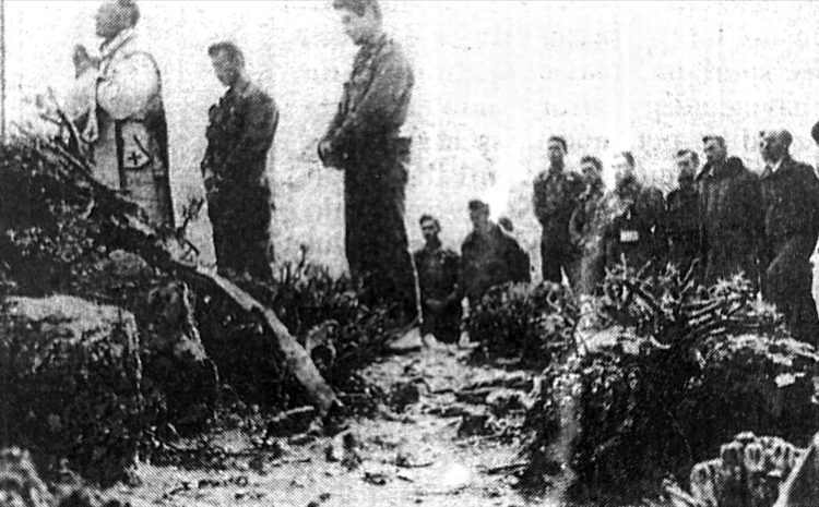 Soldados del Escuadrón Paracaidista en la Santa Misa en una posición de Ifni, oficiando el capitán-capellán, Eloy Pastor Díaz.