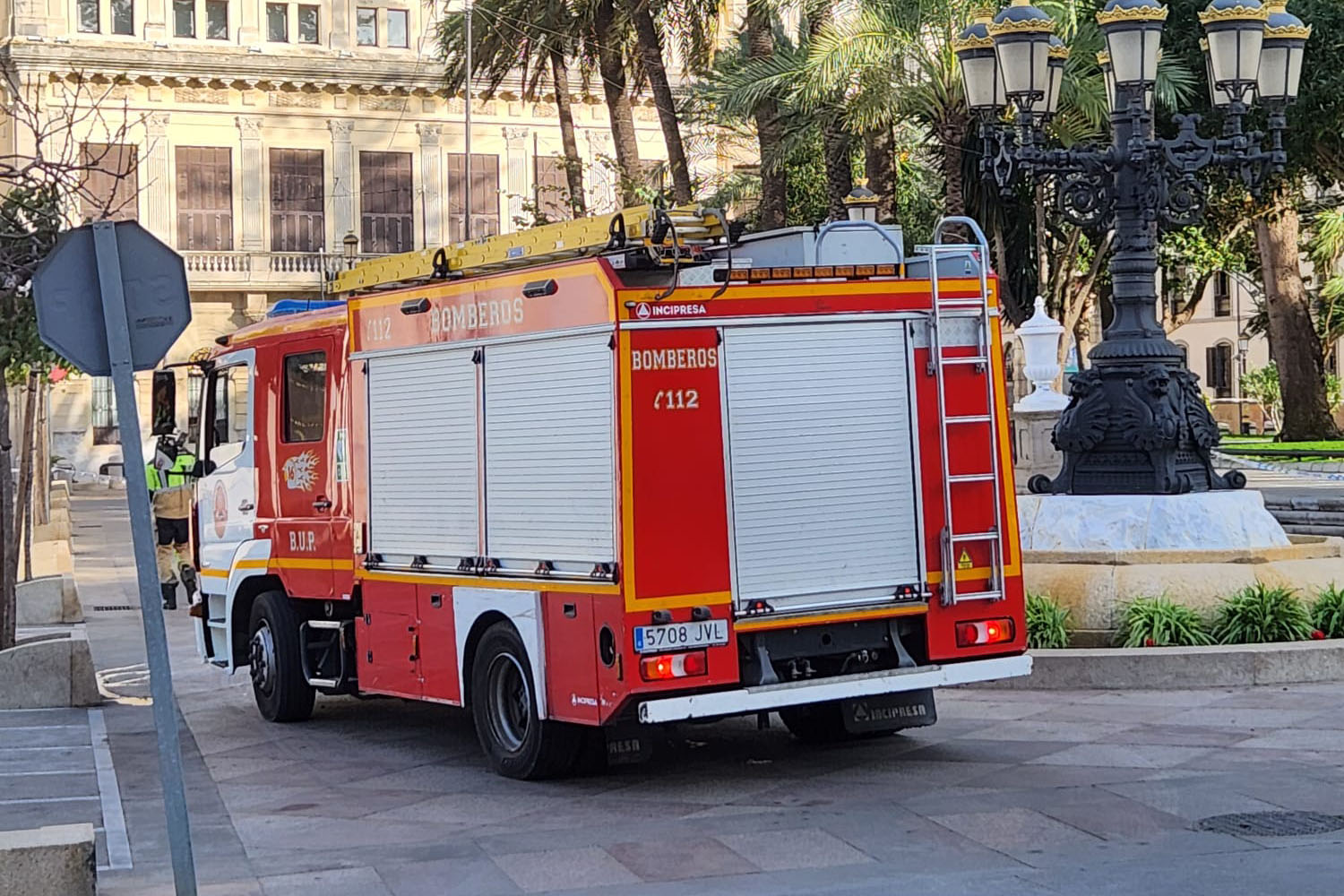 palmera-plaza-africa-borrasca-herminia-bomberos-2