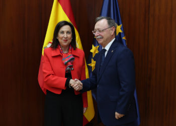 reunion-ministra-defensa-margarita-robles-juan-vivas-1